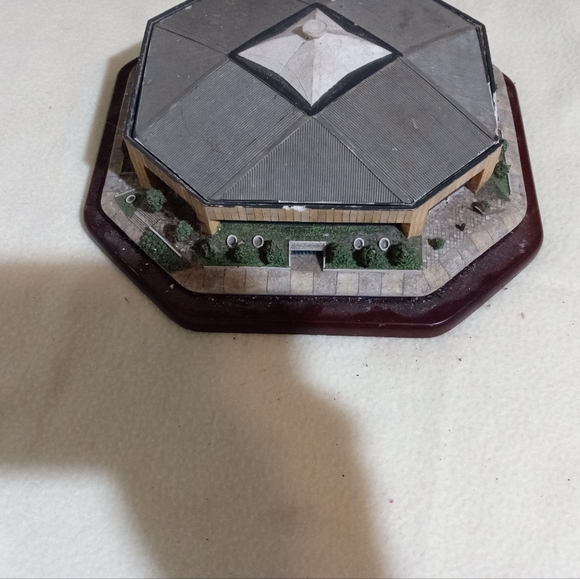 Ceramic Carolina basketball arena - Picture 2 of 4